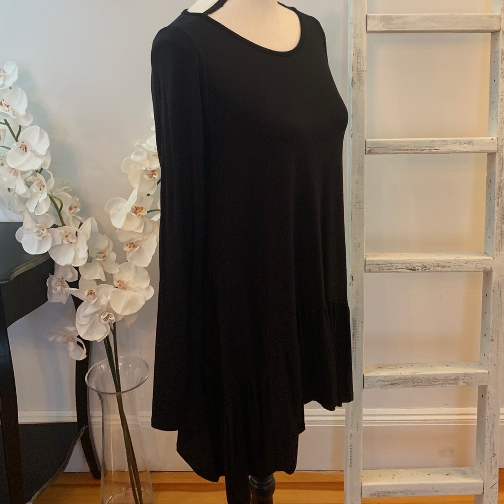 Store Closing!! Black High Low Ruffle Bottom Top - Picture 7 of 7